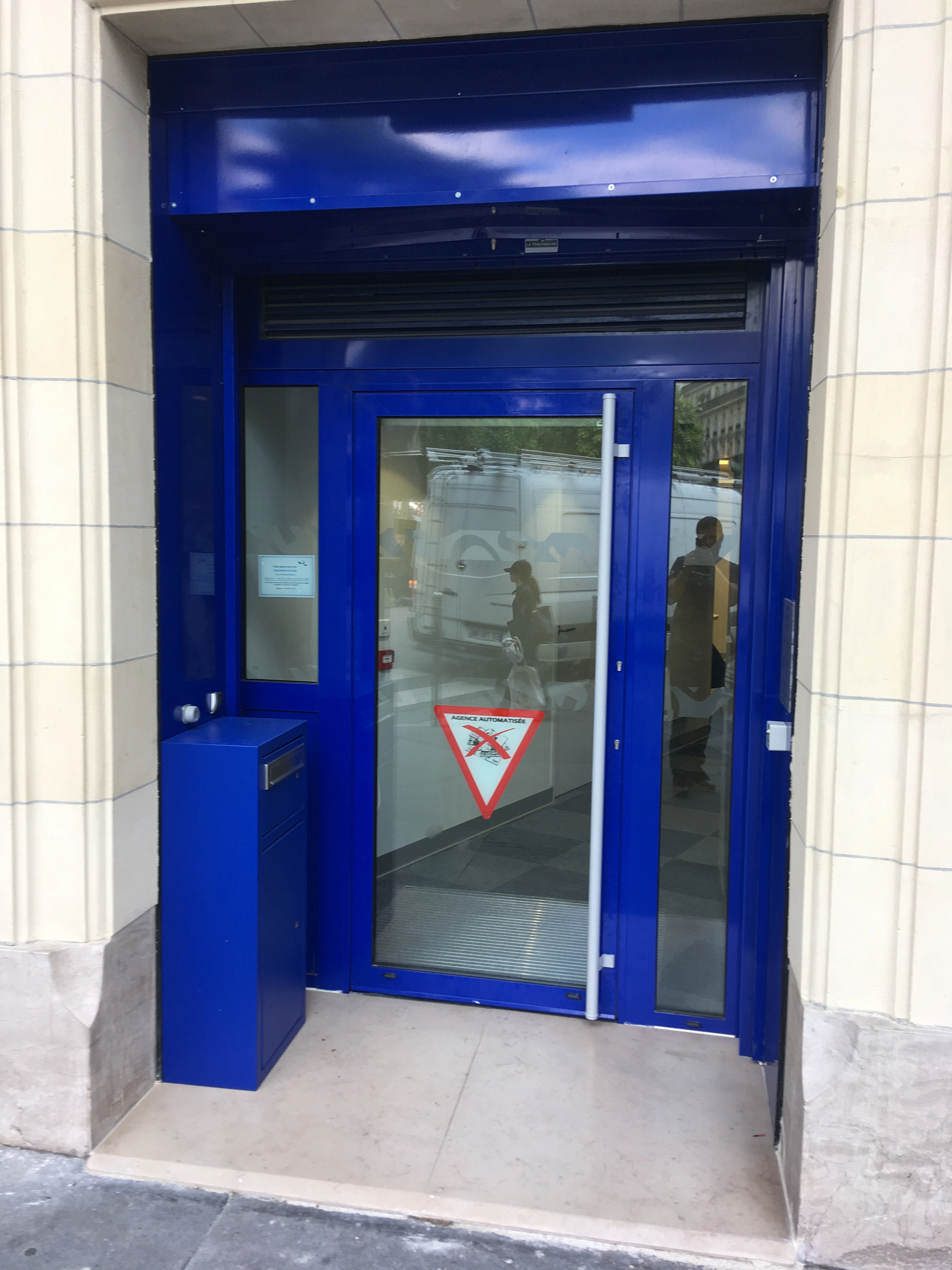 LCL bank's door made by ADSM Fermetures